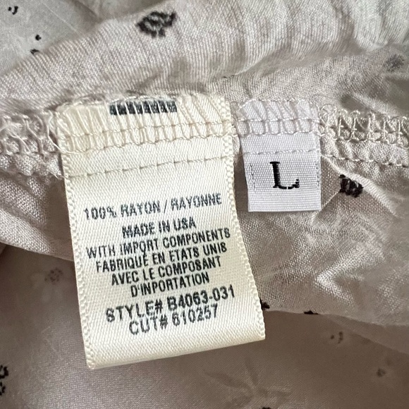 BELLA DAHL Shirred Ditsy Floral Print Smocked Neck & Sleeve Top Light Gray Large - Picture 11 of 12